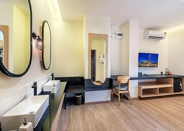 Phra Nakhon Poshtel