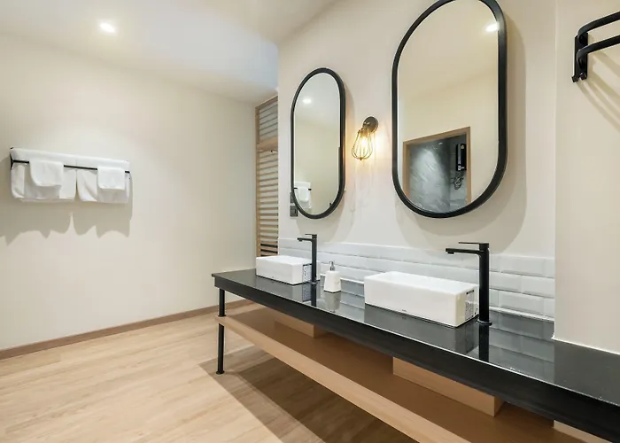 Phra Nakhon Poshtel *