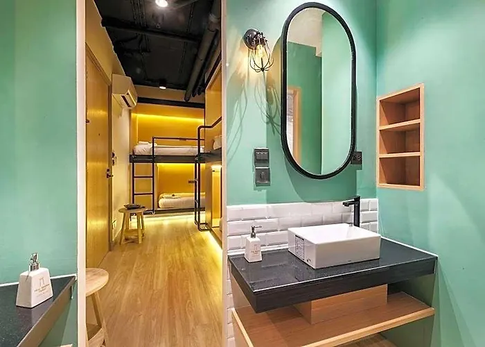 Phra Nakhon Poshtel Hostel